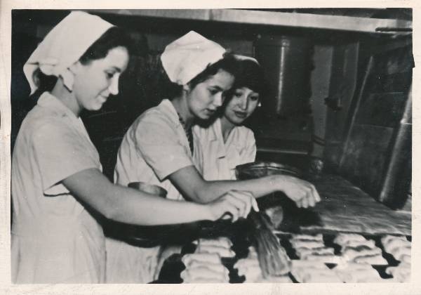 Tartu 4. keskkool, õpilaste tööpraktika Tartu leivatehases. 1960