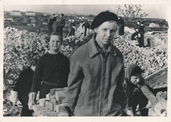 Tartu 4. keskkool, tööpraktika - Vanemuise teatri varemete koristamine. 1960