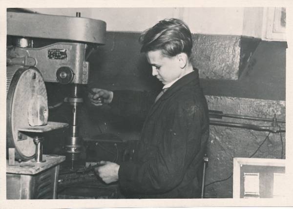 Tartu 4. keskkool. 8b klassi õpilane kooli metallitöökojas. 1960