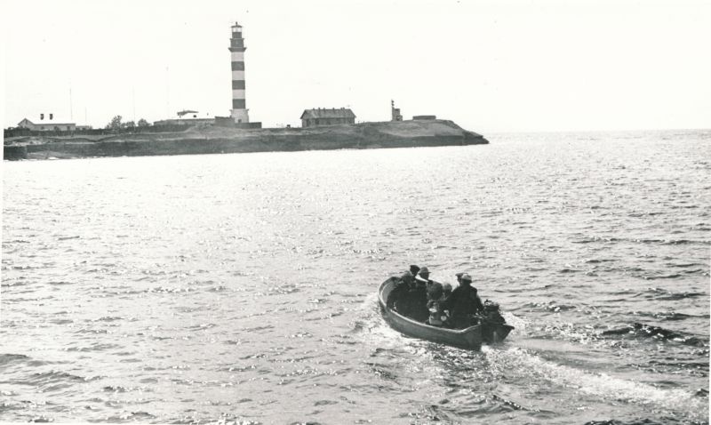 Photo. The boat of war veterans approaches the beach of Osmussaare in 1975.
Photo: Karl Õismaa.