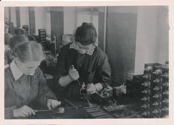 Tartu 4. keskkool, õpilaste tööpraktika Tartu aparaaditehases. 1959