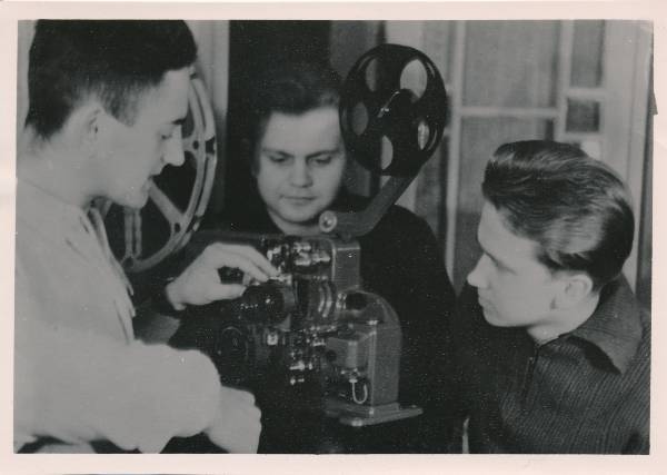 Tartu linna laste luu-liigesetuberkuloosi sanatoorium (Kalevi 13); fotoringi liikmed õpivad tundma kitsasfilmi aparatuuri. 1961