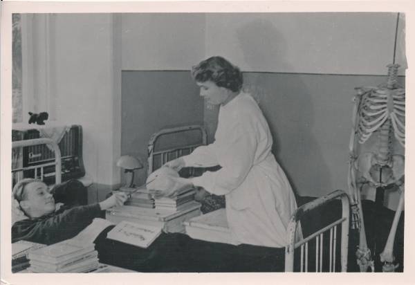 Tartu linna laste luu-liigesetuberkuloosi sanatoorium (Kalevi 13); anatoomia tund 8. klassis (õpetaja Teder).  1961