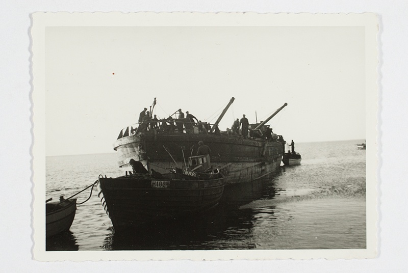 The motor boats of the islanders are driving away from the port bridge of the migrants' ferry. Osmussaar, 12. Vi 40