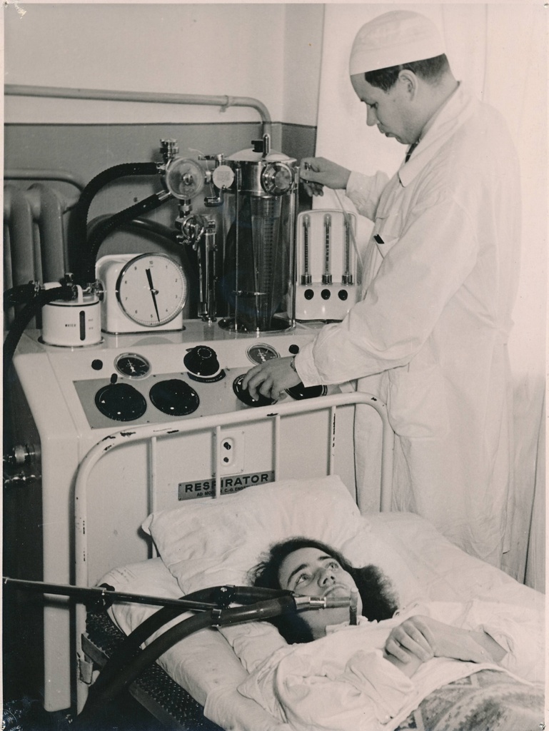 Vabariiklik Tartu Kliiniline Haigla, neuroloogia osakond,  patsient ja doktori assistent A. Tikk. 1960