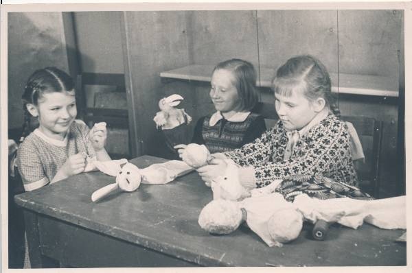 Tartu linna pioneeride maja nukuringi õpilased valmistavad nukke. 1959