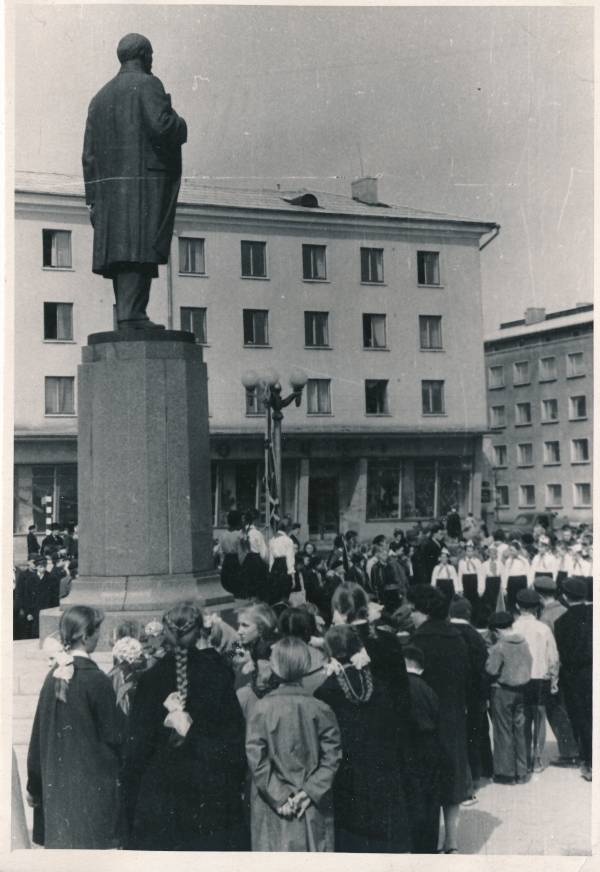 Tartu linna pioneeride maja pioneerid pidulikul üritusel Lenini mälestuspäeval Lenini ausamba juures. 1961