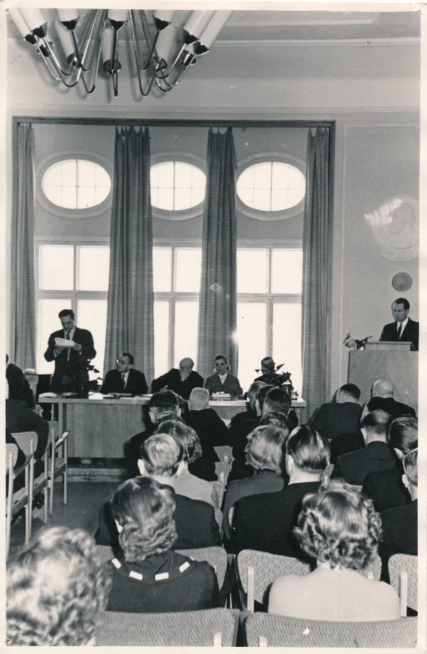Eesti Loomakasvatuse ja Veterinaaria Teadusliku Uurimise Instituut. Instituudi töötaja Amberg - kandidaadikraadi kaitsmine peahoone suures saalis (Kreutzwaldi 1). Tartu, 1961.