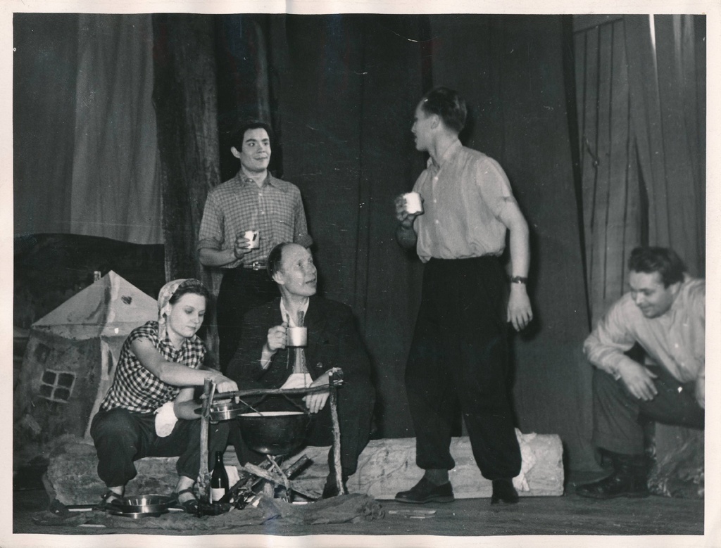 ENSV Ametiühingute Nõukogu Tartu Kultuurihoone Isetegevuslik Teater. Stseen näidendist "Sajandi poeg". 1958-1960