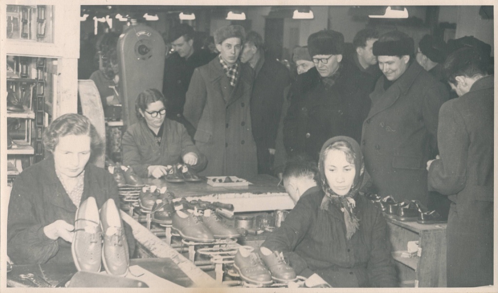 Tartu Naha- ja Jalatsikombinaat, konveieriliin. Ekskursioon kombinaadi tsehhis. 1958-1960