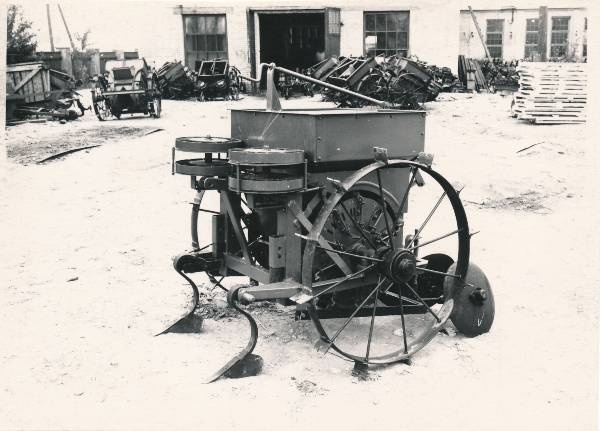 Põllutöömasinate tehase "Võit", toodang. Tartu, 1960.