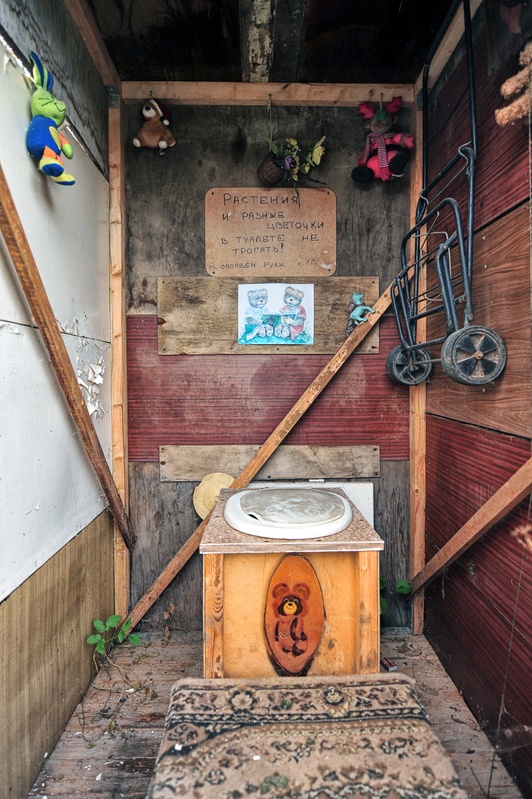Digifoto. Hiinalinna aiamaad. Foto näituselt "Шанхай, viimane lennuk", 38. stend. Välikäimla interjöör, 2017