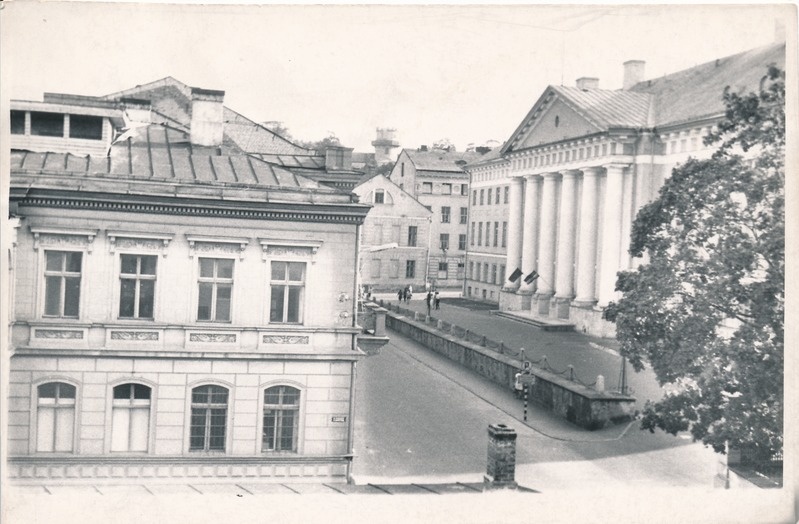 Tartu ülikooli peahoone fassaad ( vaade Gildi ja Ülikooli t nurgalt); vasakul Gildi t 1 hoone. Tartu, 1970. Foto Kalju Kriibi.