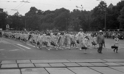 Negatiiv. XX üldlaulupidu Tallinnas 1985. A. Nilsoni kogu. Vabariiklik Noorte Viiuldajate Ansambel rongkäigus.  similar photo