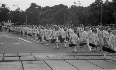 Negatiiv. XX üldlaulupidu Tallinnas 1985. A. Nilsoni kogu. Vabariiklik Noorte Viiuldajate Ansambel rongkäigus.  similar photo