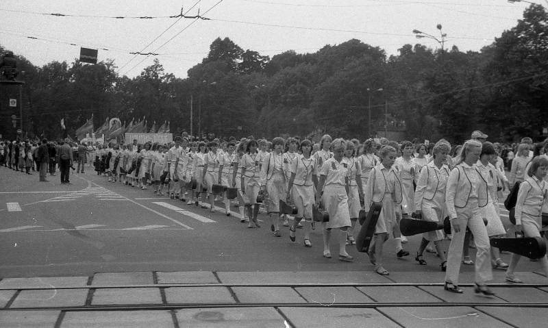 Negatiiv. XX üldlaulupidu Tallinnas 1985. A. Nilsoni kogu. Vabariiklik Noorte Viiuldajate Ansambel rongkäigus.