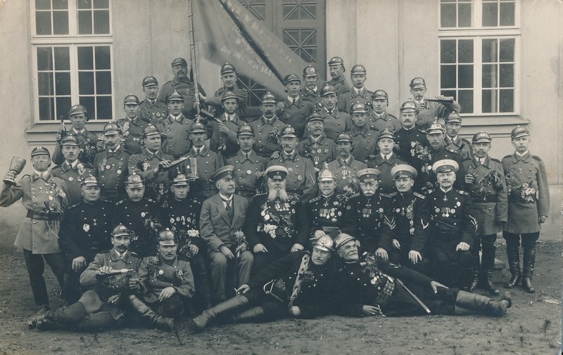 Tartu vabatahtlik tuletõrjeühing: tuletõrjujad Saksa Käsitööliste Seltsi aias. Tartu, u 1906.
