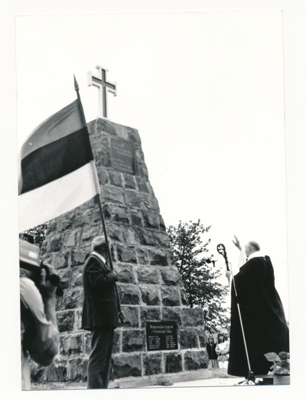 Photo.  Celebration of the memory pillar of the War of Independence in Nooroots 24.06.1990. Eelk Archbishop K.Pajula.