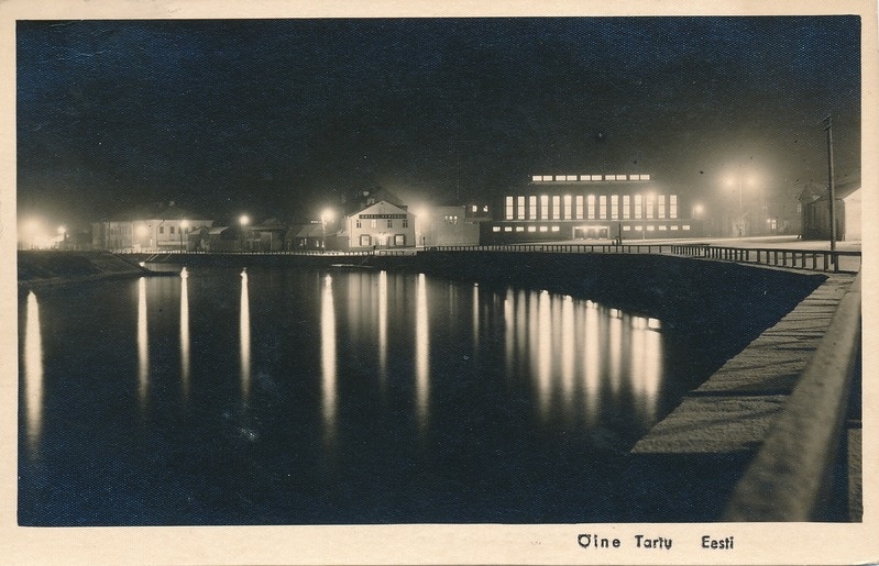 Öine vaade Kivisillalt: Emajõe paremkallas (turuhoone jm).  Tartu, 1939. Foto E. Selleke.