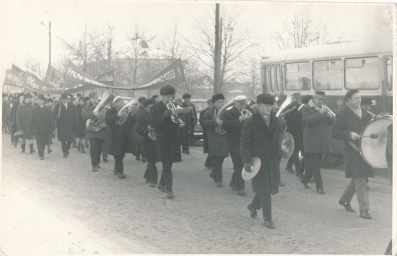 Tehas Võit: puhkpilliorkester oktoobridemostratsioonil. Tartu, 1970.