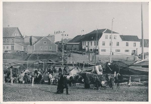 Emajõe kallas: turg, taga Holmi t. Tartu, u 1900-1910.