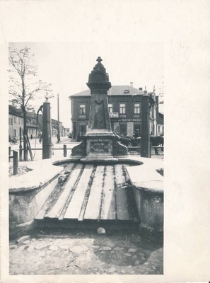 Henningi plats: 2 pumbakaevu, taga vasakul Fortuuna 
t.  Tartu, 1900.  duplicate photo