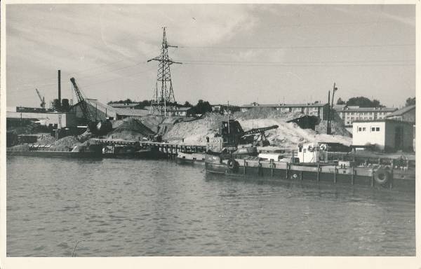 Jõesadam (liivasadam) Emajõe kaldal, taga Turu t paneelmajad. Tartu, 1970.