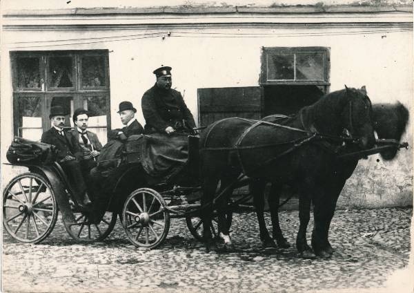 Voorimees mõisniku kalessis istuvate noormeestega. Tartu, 1910-1915.