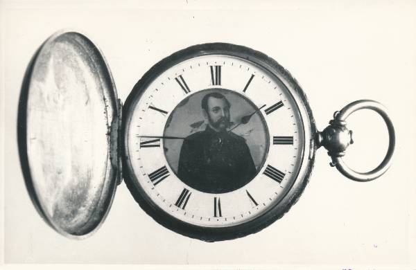 Fotokoopia muuseumikogu eksponaadist. Taskukell Aleksander II pildiga, 19. sajandist.