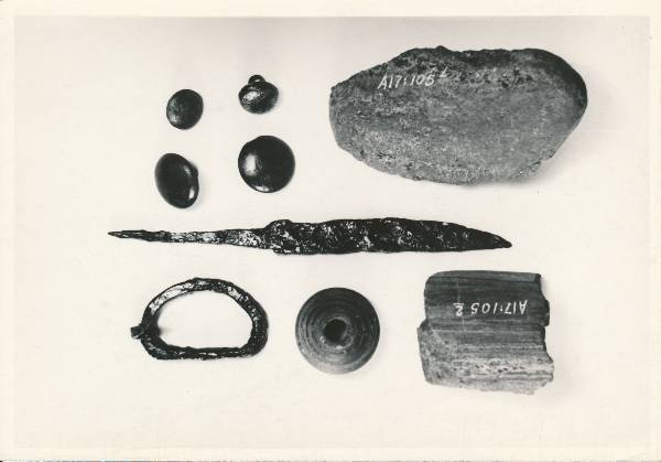 Arheoloogialeid. Ehted, nuga, tulekivid leitud Jaani kiriku arheoloogilistel kaevamistel 1969.a.