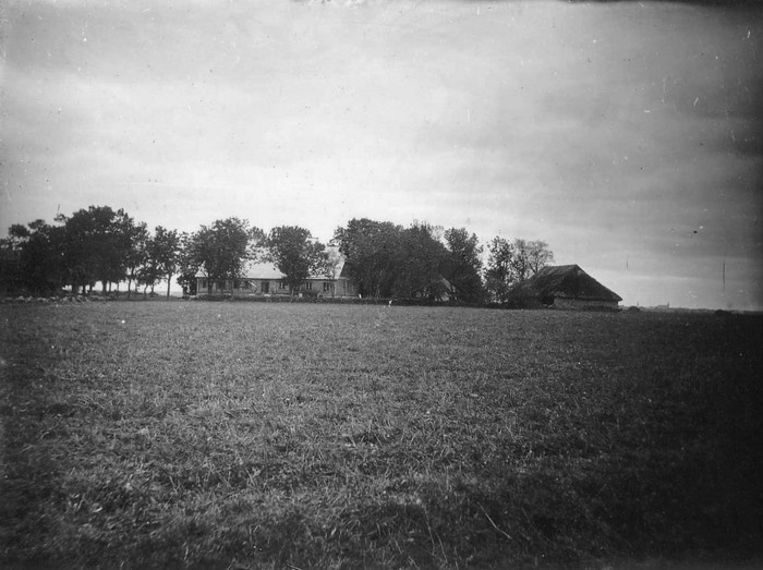 Glass negative. A Tau (Schottanas) Ritter Manor in Noaroots