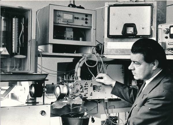 ENSV TA Astrofüüsika ja Atmosfäärifüüsika Instituudi biofüüsika sektori vanemteadur Vello Oja, uues Riia tn sektoris. 1985.a.