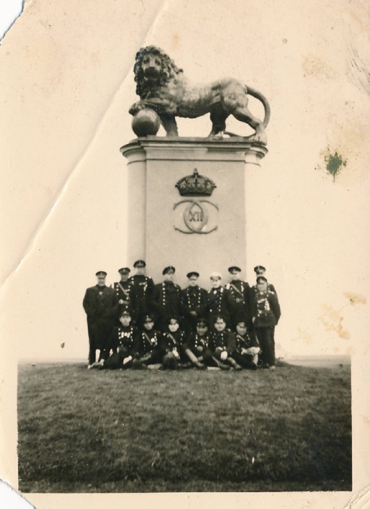 Tartu Vabatahtlik Tuletõrje Ühing; ühingu esindus  mälestussamba Rootsi lõvi juures. Narva, 1937.