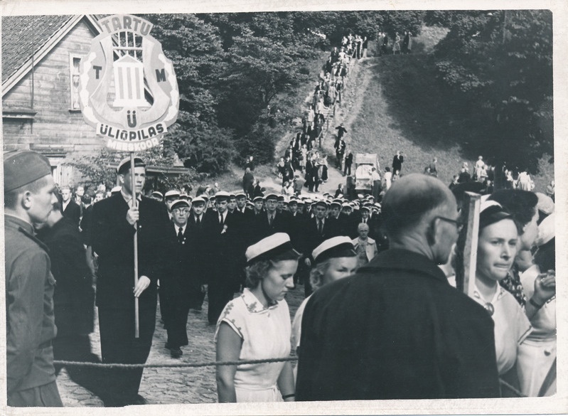 I üliõpilaslaulupidu Gaudeamus, ees Tartu Üliõpilasmeeskoor. Toomeorg, Tartu, 8.07.1956