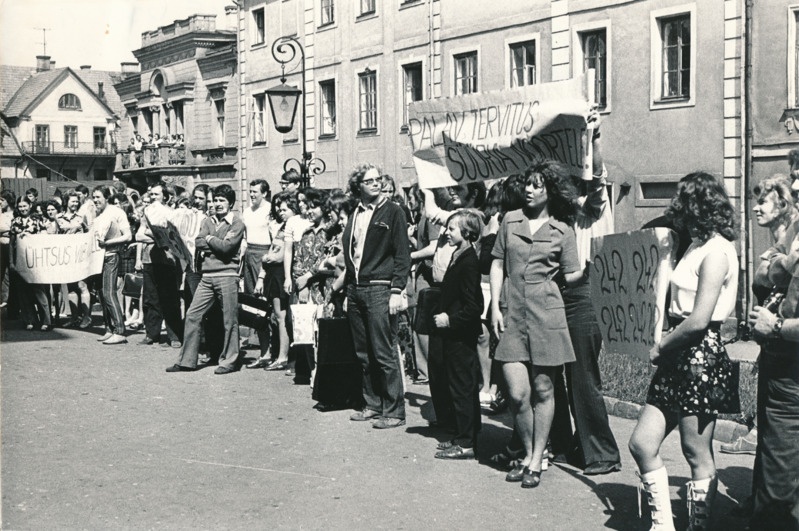 TRÜ üliõpilaste solidaarsusmiiting Süüria noorte toetuseks ülikooli peahoone ees. Loosung: Palav tervitus Süüria noortele! 1975