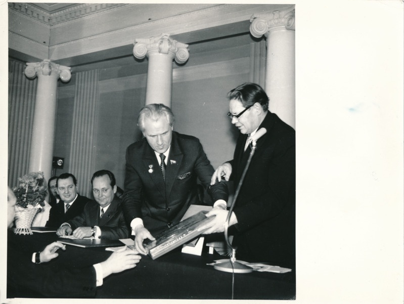TRÜ: Rahvaste Sõpruse ordeni üleandmine ülekoolile. Vasakult Johannes Lott, Vaino Väljas, rektor Arnold Koop. 1982