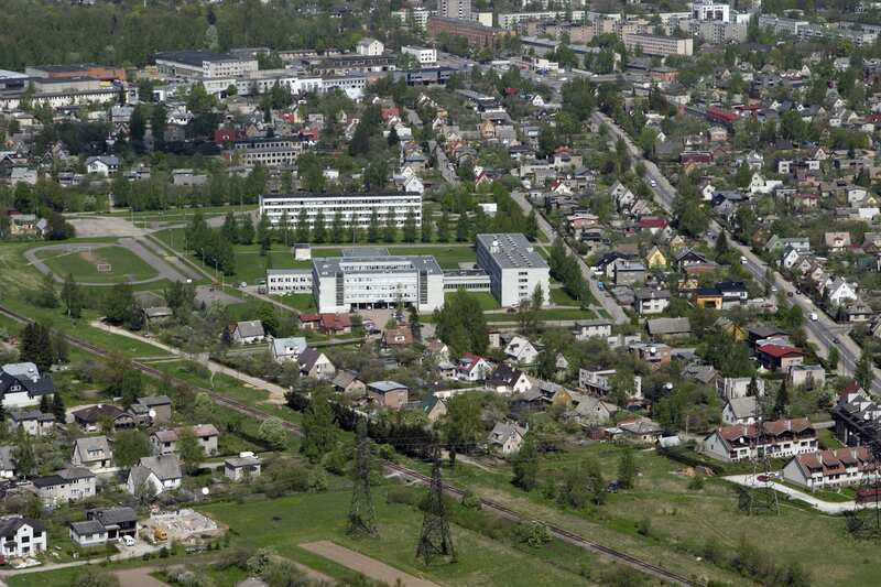 Aerofoto. Variku linnaosas. Võru mnt (paremal) ja ümbrus; keskel Kopli t kutsehariduskeskus. Tartu, 2005.