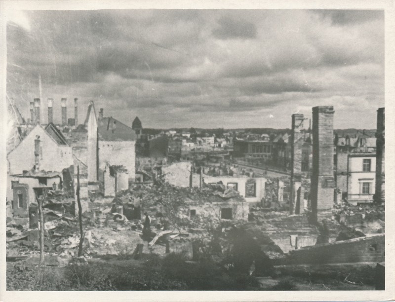 Sõjavaremed: vaade Kitsalt tänavalt Emajõe suunas, taga turuhoone.  Tartu, 1944.
