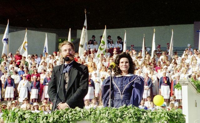Fotonegatiiv. Tartu Laulupidu 1999. Carl Robert Jakobson (Andres Dvinjaninov) ja Lydia Koidula (Liis Bender).