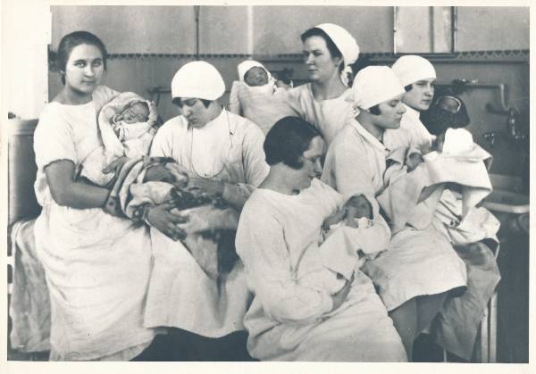 Tartu ülikooli naistekliinik,  ämmaemandate kooli õpilased imikutega. 1927