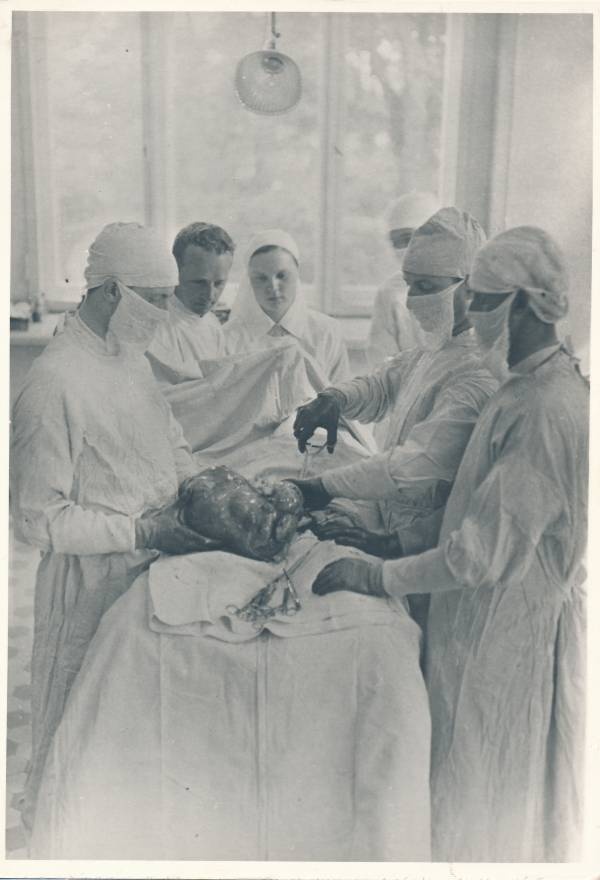 Tartu ülikooli naistekliinik, emakakasvaja operatsioon. 1930-1940