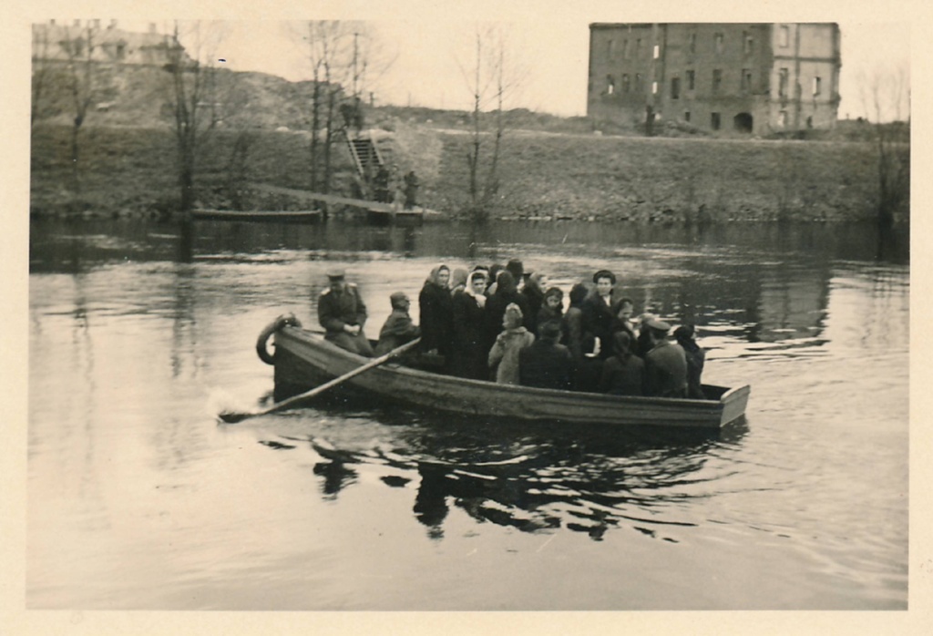 Aerupaadis Emajõge ületavad inimesed. 1945-1950, Tartu.