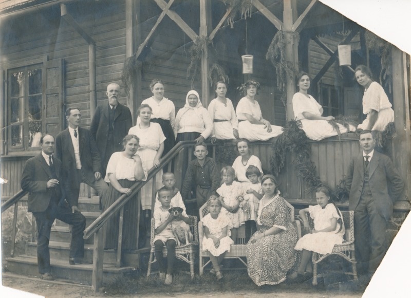 Mats Vallas ja tema abikaasa Adele Vallas koos oma külalistega kodumaja ees Peedul. Tartumaa, 1921-1922.