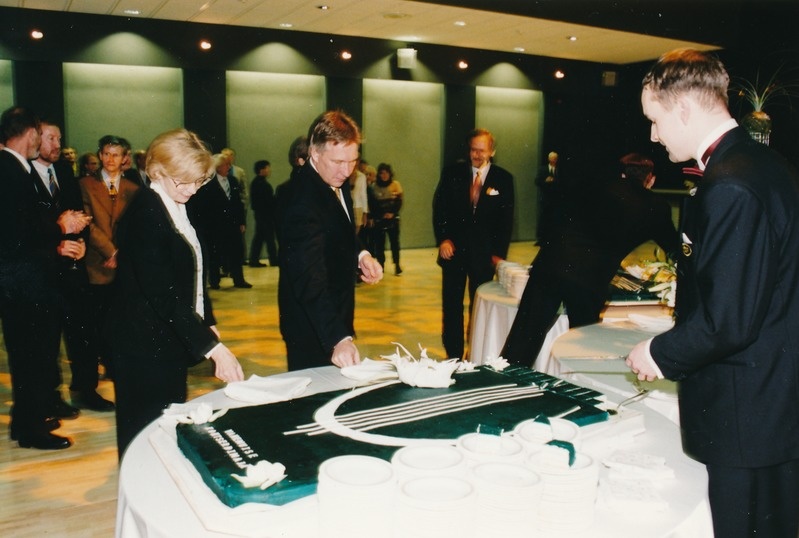 Renoveeritud Vanemuise Kontserdimaja avamine. Peotordi lõikavad lahti dirigent Anu Tali (vasakul) ja Riigikogu esimees Toomas Savi. Tartu, 1998.
