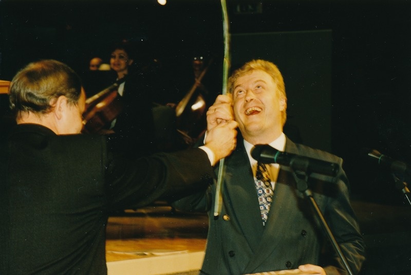 Renoveeritud Vanemuise Kontserdimaja avamine. Paremal Eesti Kontserdi asedirektor Aivar Mäe. Tartu, 1998.