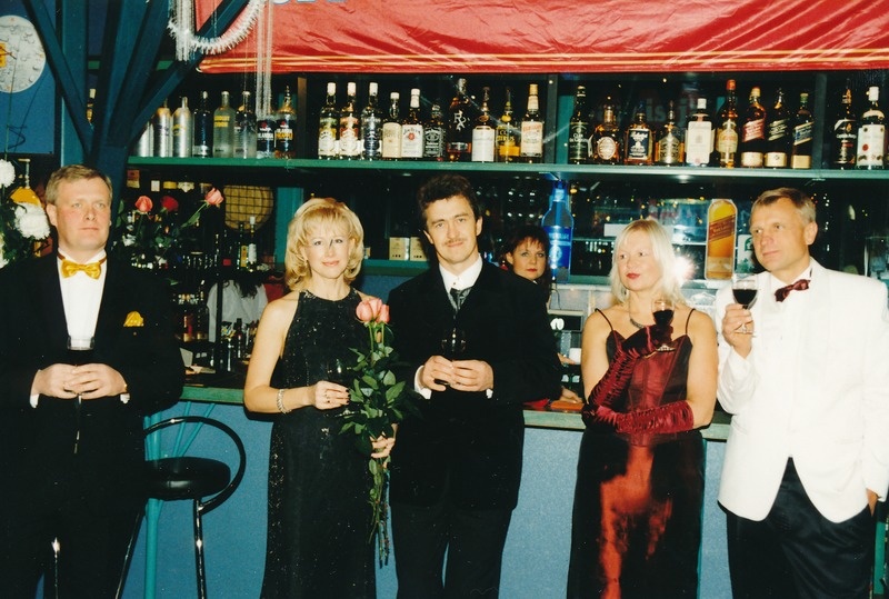 Ööklubi Atlantis 3. sünnipäev. Paremalt Urmas Past, Aune Past, Juhan Kolk, Anneli Past, Verni Loodmaa. Tartu, 1998.