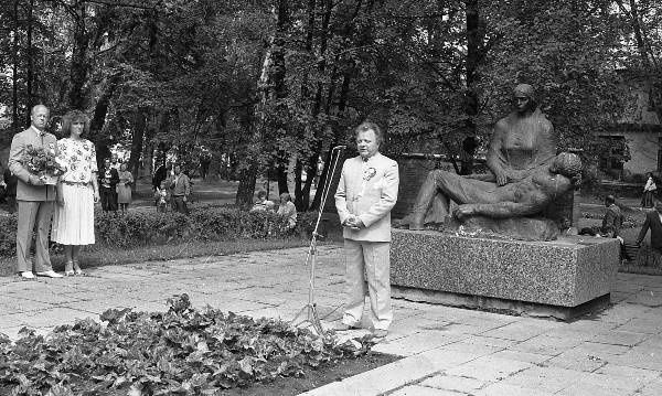 Negatiiv. Segakooride laulupäev Põlvas 1988. Ants Üleoja kõnet pidamas.