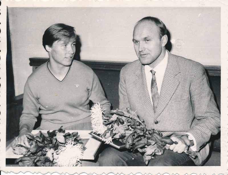 Tokio olümpiamängudelt tagasi jõudnud jooksja Laine Erik koos treeneriga, 1964.