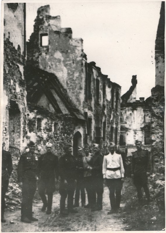 Grupp Tartu kommunistlikke noori sõjavaremete keskel. Narva, 1944.