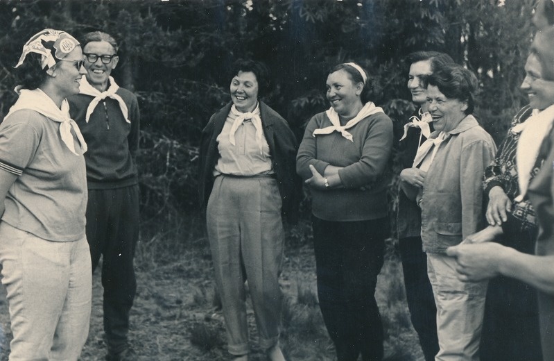 Noorte suvepäevad: lõpetamine. Esiplaanil veteranid. Põlvamaa, 1968.  Foto Kaljo Raud.